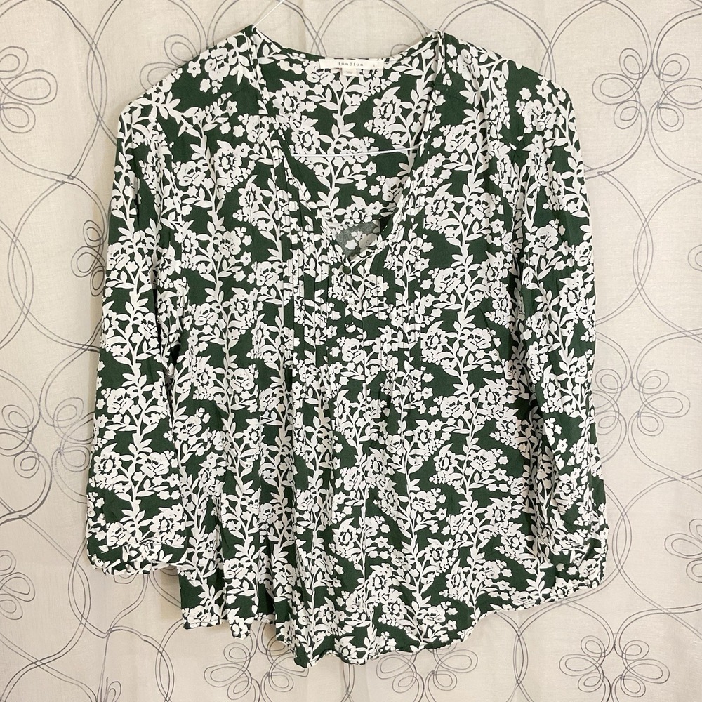 Women's Fun 2 Fun Top Green White Floral 3/4 Sleeve V Neck Pleated Size Large